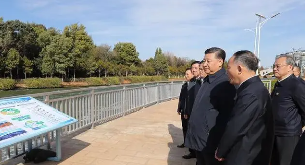 习近平提出，推动绿色发展，促进人与自然和谐共生