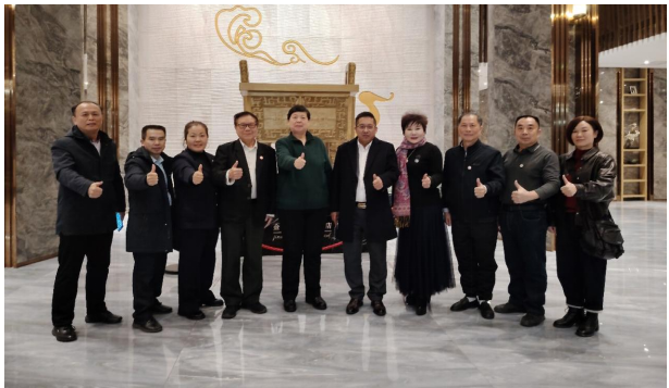 合影.png
