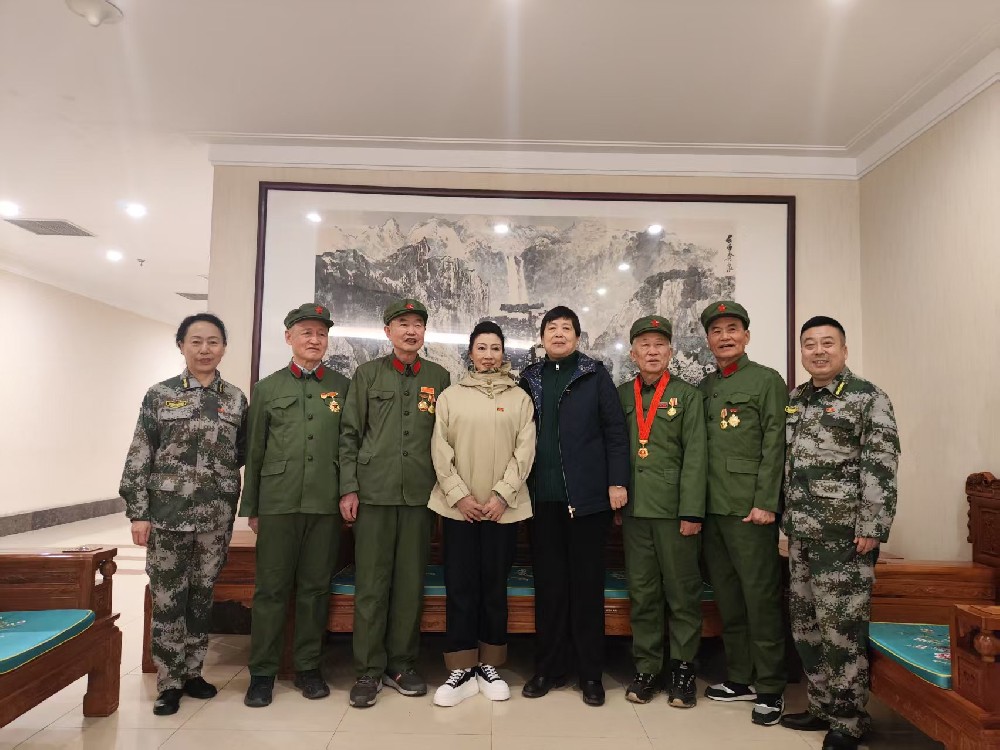 双拥委员会慰问珍宝岛战役老兵合影