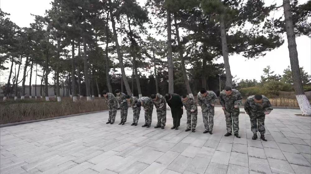 向刘英俊烈士纪念碑默哀