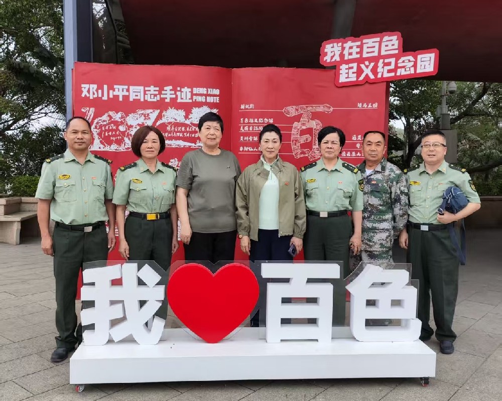 百色起义纪念馆合影