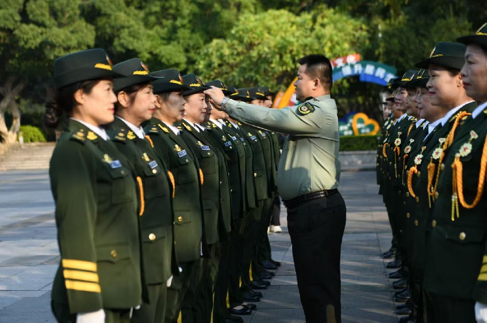 罗富主任在整理军姿