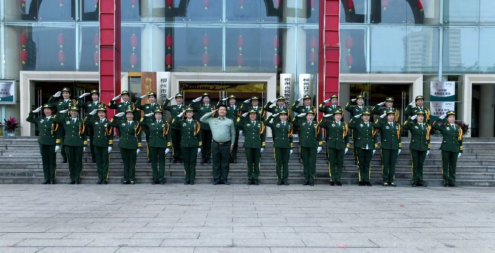 罗富主任带领团队向全国老兵敬礼