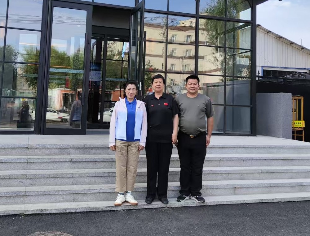 罗富主任起早与总部领导合影匆匆踏上返程之路