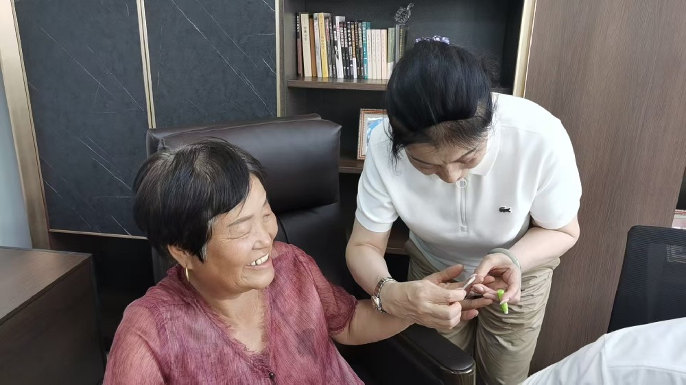 郭秀丽会长在采血检测