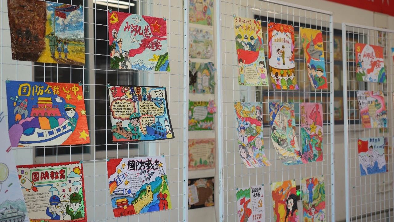 2、学生们用国防教育书画作品交换小礼物.jpg